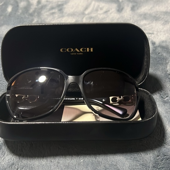Women’s Coach kissing C’s black sunglasses - Picture 5 of 5